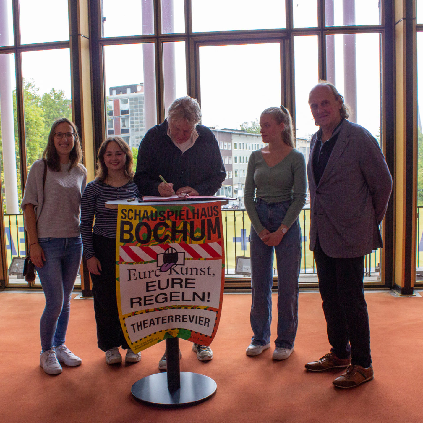 Johan Simon, Herr Dr. Jonischeit (Schulleiter), Marianne Heemskerk und Schüler*innen aus der Erich-Kästner-Schule